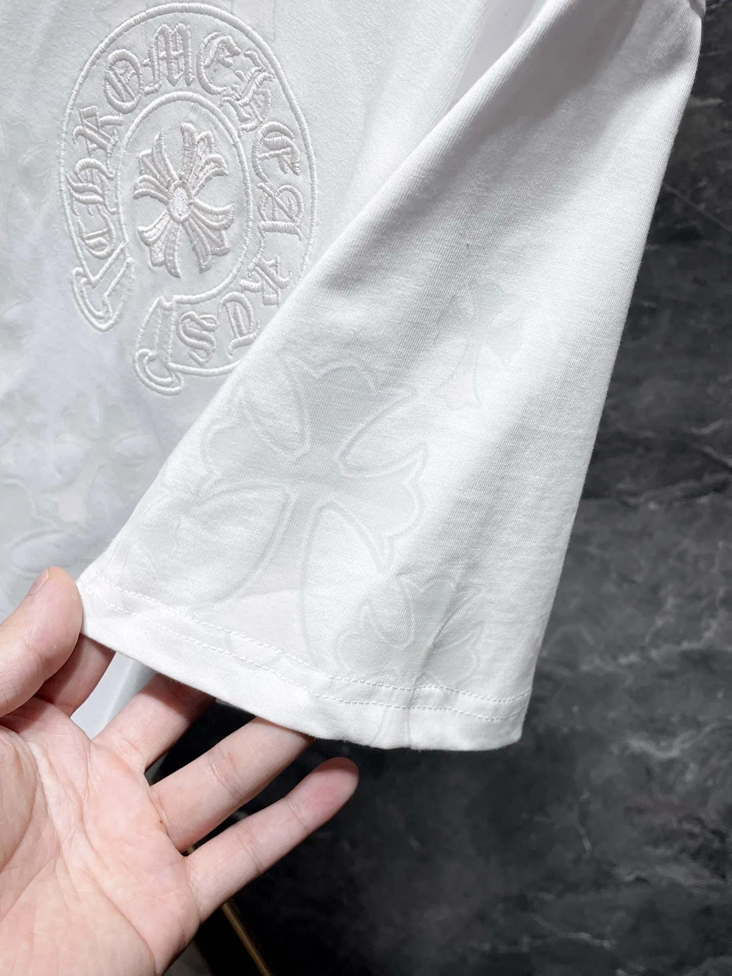 P180 New Chrome Hearts 25ss for summer. High-weight, environmentally friendly and high-quality top-grade fabric. 280g Chrome Hearts new design light-sensitive color-changing cross short-sleeves. Counter synchronization. Re-engraved version 1:1. Recommended color: white. Size: S, M, L, XL.